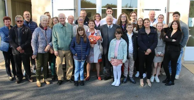 photo  josiane et roger poisson, au centre, entourés de leur famille et amis.   &copy;  le maine libre 