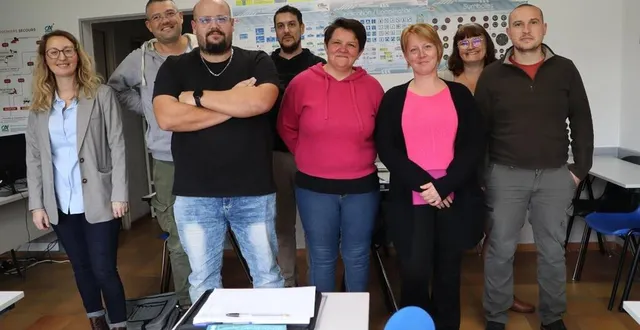 photo  sous la conduite de marine binet, directrice pédagogique à l’école de conduite sabolienne (à gauche), huit élèves ont entamé une formation d’enseignant de la conduite et de la sécurité routière.  &copy;  ouest-france 