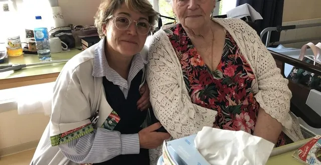 photo  josette césard, 83 ans, a bien vécu la nuit, accompagnée par les équipes et notamment emilie doigneau, cadre de santé.  &copy;  ouest-france 
