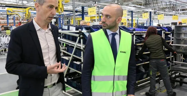 photo  le ministre benjamin haddad (à droite) a visité l’usine claas tractor, au mans (sarthe), qui a reçu une aide européenne pour financer un programme de recherche.  &copy;  ouest-france 