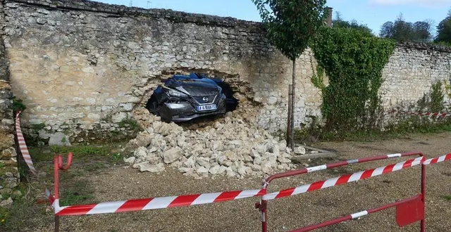 photo  lors de la perte de contrôle, la voiture a fait un trou dans un mur de la commune de rémalard-en-perche (orne).  &copy;  ouest-france 