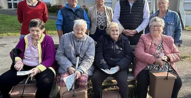 photo  les résidents ont reçu un petit seau pour collecter leurs déchets végétaux de cuisine.  &copy;  mairie de val-au-perche 