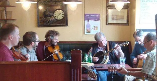 photo  les musiciens vont jouer à la rotonde.  &copy;  françois jouanneaux 