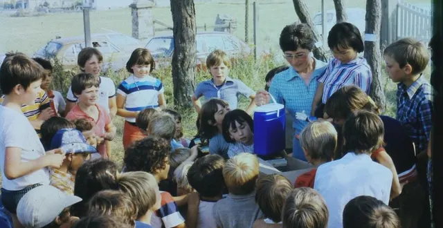 photo  sœur andrée constantin, directrice de la colonie le nid bleu, avec les enfants.  &copy;  archives ouest-france 