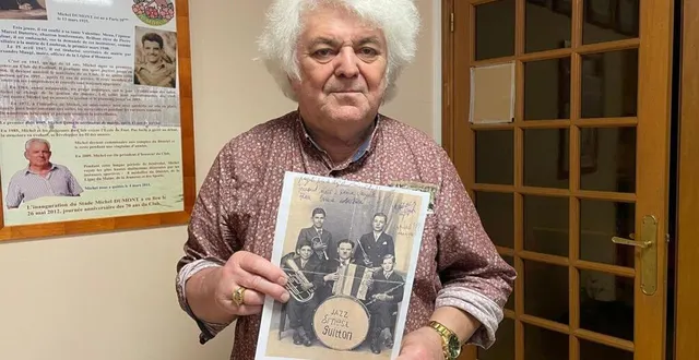 photo  le maire alain grémillon tenant une ancienne photo du groupe de jazz d’ernest guitton.  &copy;  le maine libre 