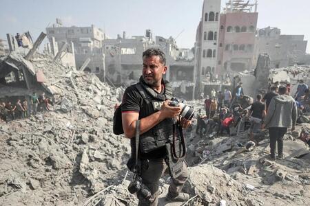 photo Mahmud Hams, journaliste palestinien basé à Gaza et travaillant pour l’AFP, prend des photos au camp de réfugiés de Bureij. Ici en novembre 2023. Il sera au cœur d’une soirée sur les reporters de guerre au Proche-Orient ce vendredi 11 octobre 2024. Mustafa Hassouna / AFP 