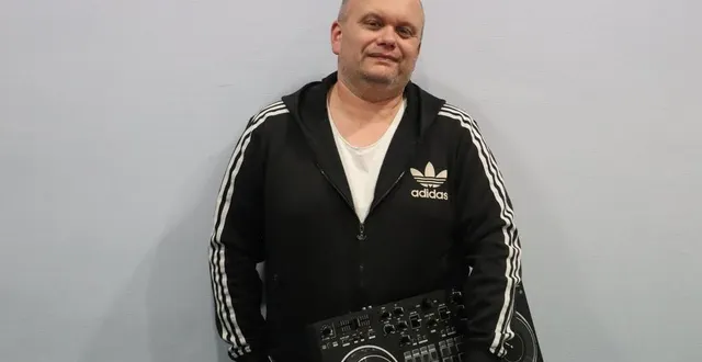 photo  tony saint-etienne, alias « dj piou », fait partie des vingt exposants présents au salon du mariage et de l’événementiel de flers, à saint-georges-des-groseillers (orne), ce week-end.  &copy;  ouest-france 