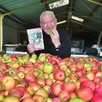 photo  jean-pierre alcan, vice-président du comité des fêtes, est toujours au fidèle à la fête des pommes du bailleul (sarthe). 