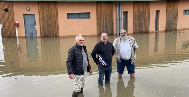 photo  david guilloton (au centre), le président du vsf rugby, constate les dégâts sur le stade municipal.  &copy;  le maine libre 