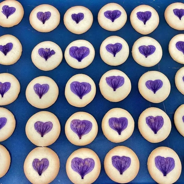photo les petits sablés spéciaux, ornés de pétales de mauves de mauritanie.  ©  maison drans