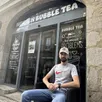 photo kevin nguyen, patron d’un bubble tea à alençon, vend son commerce.