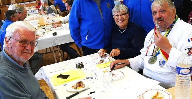 photo  des chefs reconnus ont participé comme jurat au concours : ici, nicolas de castries, rédacteur de l’émission la carte aux trésors, avec debout, le nouveau grand maistre, michel pottier.  &copy;  ouest-france 