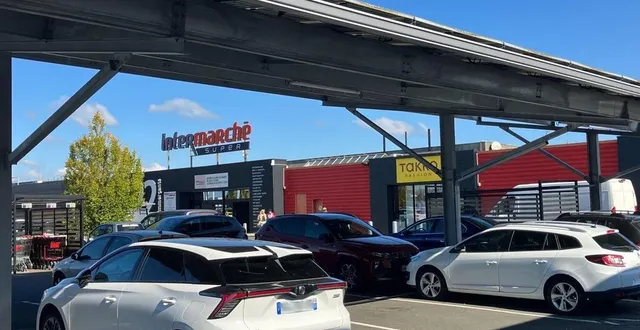 photo  le parking de l'intermarché beauregard, au mans (sarthe), est le seul équipé, à ce jour, d'ombrières photovoltaïques. elles couvrent 44 places de stationnement.  &copy;  ouest-france 