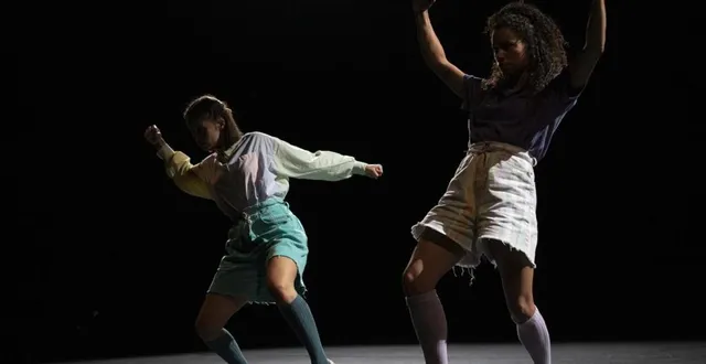 photo  les deux danseuses parcourront le monde sur la scène des boîtes à culture.  &copy;  atana 