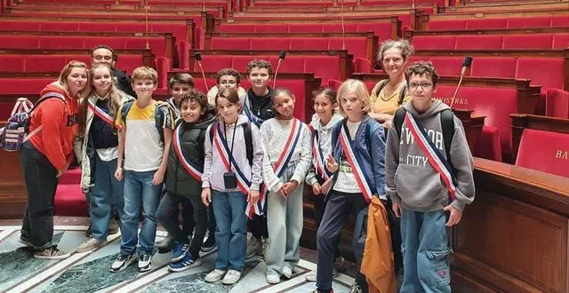 photo  le conseil municipal des jeunes et les accompagnateurs au sein de l’assemblée nationale.  &copy;  ville de mûrs-érigné 