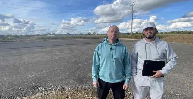 photo  didier gendron et son fils léo, devant le chantier du futur complexe sportif dédié au padel.  &copy;  ouest-france 