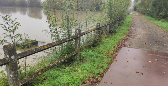 photo  les dernières crues continuent de pousser la chaussée sur la route de montlambert, toujours interdite à la circulation.  &copy;  ouest-france 