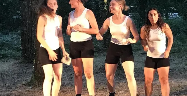 photo  les comédiennes jouant « songe d’une nuit d’été » en extérieur.  &copy;  ouest-france 