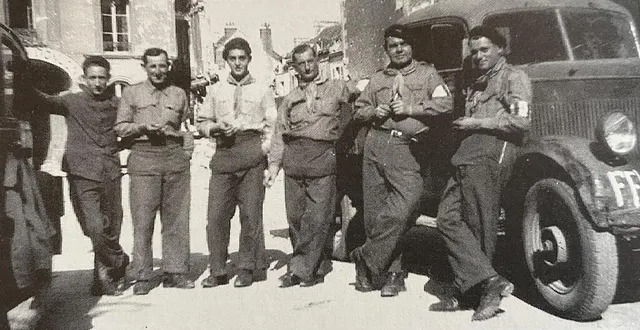 photo  août 1944 à argentan, des ffi devant la rue de l’hôtel-de ville (à gauche, le porche de l’hôtel du donjon). de gauche à droite : mm. gautier, bouilly, jeanne, adam, travers et damont  &copy;  histoire d’une ville, argentan 39-45 