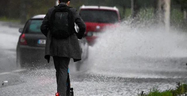 photo  à angers, les forts cumuls de pluies liés à la dépression kirk, entre le 8 et le 10 octobre, ont inondé des routes.  &copy;  photo co - laurent combet 