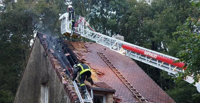 photo  les pompiers sont intervenus tôt dans la matinée sur l’incendie à la chapelle-près-sées (orne).  &copy;  julien guibert 