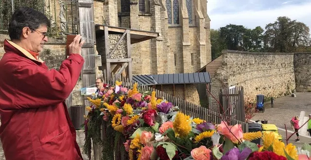 photo  les photographes amateurs se régalent du vieux-mans tout fleuri. ici, des compositions des élèves de brevet professionnel du centre de formation de la chambre des métiers et de l’artisanat du mans.  &copy;  ouest-france 