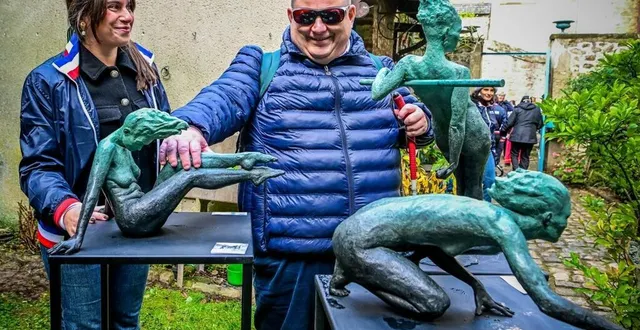 photo  après avoir expliqué à bertrand ce qu’elle voit, laëticia l’invite à toucher les sculptures d’eric vanel.  &copy;  photo le maine libre - yvon loué 