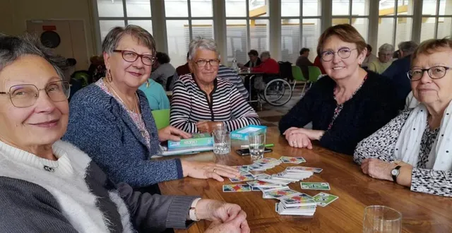 photo  de gauche à droite, michelle petit, trésorière, marie-claire lebatteux, présidente, face à elle, madame broche, première vice-présidente.  &copy;  le maine libre 