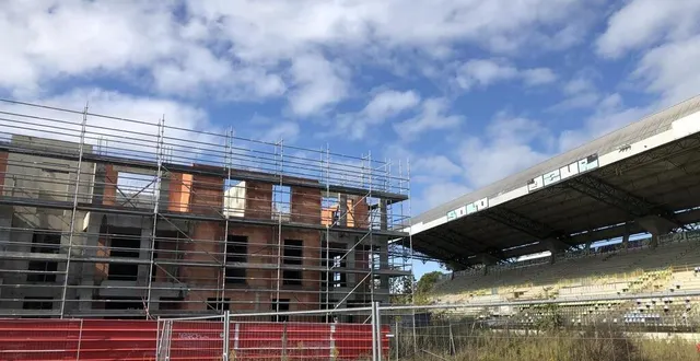 photo  le chantier de construction des immeubles dans l’enceinte de l’ancien stade bollée n’a pas progressé depuis juin 2023.  &copy;  le maine libre 