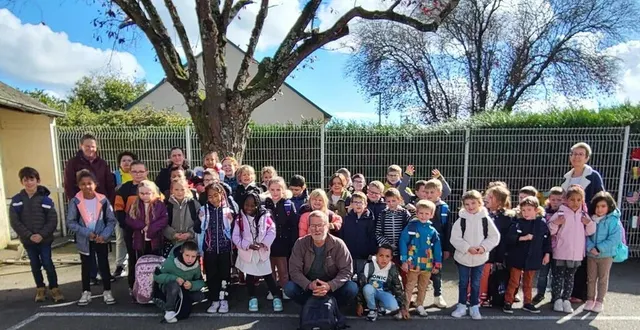 photo  christophe geoffrion, entouré des deux classes participantes, virginie penicaud, professeure des écoles des cm1 et cm2 et valérie tiron, directrice et professeure des écoles des cp et ce.  &copy;  le maine libre 