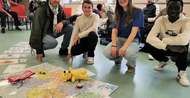 photo  de gauche à droite sébastien loyau, enseignant de la filière maintenance et pilotage, elliot, l’un des élèves inscrits, clara klinkmann, intervenante de l’ofaj, et jean chris, autre élève intéressé par la démarche.  &copy;  le maine libre 