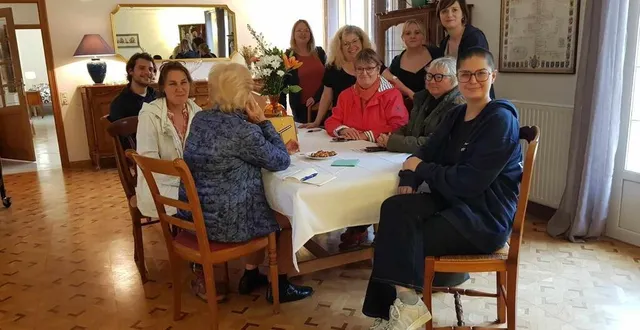 photo  le 9 octobre, lors de la journée portes ouvertes, l’équipe de cettefamille a eu l’opportunité de dialoguer avec des familles cherchant des solutions pour elles-mêmes ou pour un proche.  &copy;  le maine libre 