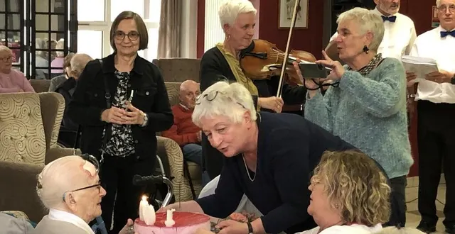 photo  claudine fargier-lagrange, entourée de ses enfants.   &copy;  le maine libre 