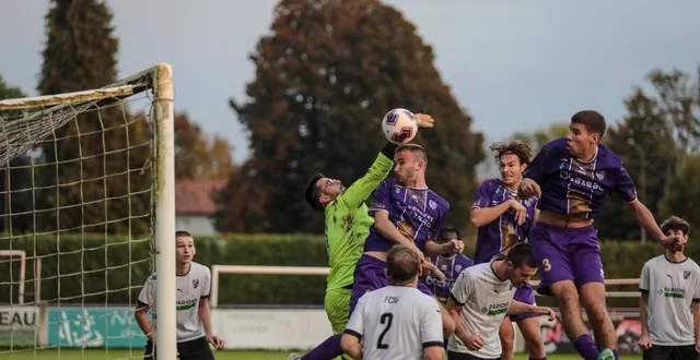 photo  louis moreau, gardien de sud gâtine, ici devant luca berthelot, matteo congiu et tom birot (de gauche à droite), a réalisé de nombreux arrêts face aux joueurs de gati foot, samedi 12 octobre 2024.  &copy;  co - jordan magneron 