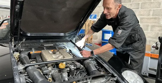 photo  christophe dupont est le mécanicien de l’association car et mans classic. il guide et conseille lors des réparations.  &copy;  ouest-france 