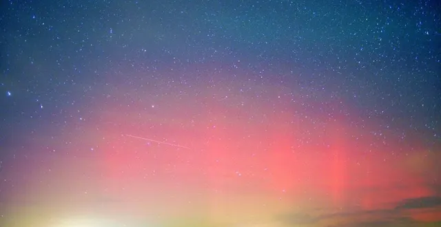 photo  nouvelles aurores boréales immortalisées dans le ciel d’anjou dans la nuit du 7 au 8 octobre. cette photo a été prise à durtal. on distingue aussi le sillage d’un avion de ligne au centre de la photo.  &copy;  aurélien breau 