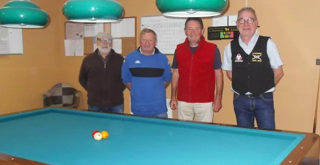 photo  le bureau autour du président heneault (absent joël lépine)  &copy;  le maine libre 