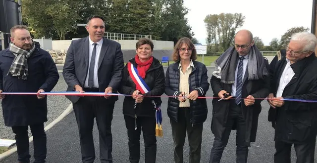 photo  le coupé de ruban qui signe l’ouverture de la station d’épuration. de gauche à droite : m. thomas (entreprise stgs), thierry cozic (sénateur), nathalie morgant (maire), christine mirgaine (adjointe finances, eau, assainissement), benoît barret (conseiller régional) et olivier jourdren (entreprise hydrea).  &copy;  ouest-france 
