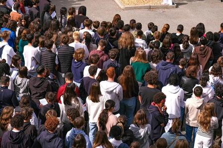 photo Des élèves d’un établissement scolaire de Valence respectent une minute de silence en hommage à Dominique Bernard et Samuel Paty, le 26 octobre 2023. NICOLAS GUYONNET / Hans Lucas via AFP 