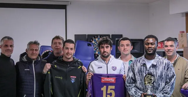 photo  jean-charles gazeau (sponsor maillot de gati foot), sébastien bluteau et dany bodin (gérants de midfielder), florian hérisset (meilleur buteur), flavien pied (ex-entraîneur de gati foot), sylvian baudry (journaliste), felix fagbenro (2e du classement des étoiles) et samuel dupont, étaient présents à la remise des trophées du deux-sèvres football club, samedi 12 octobre 2024.  &copy;  co - jordan magneron 