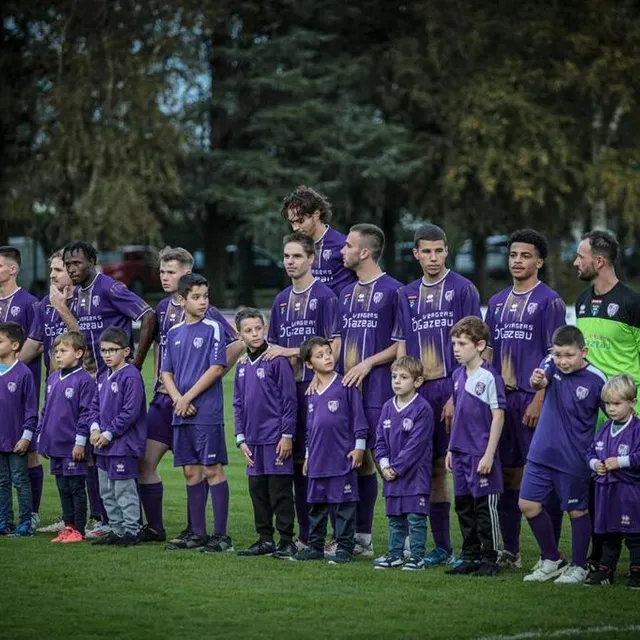 photo gati foot dispose désormais d’un nouveau jeu de maillot mauve et or.  ©  co - jordan magneron