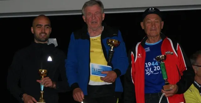 photo  jean-pierre torday sur la plus haute marche du podium de la vétérane pour la troisième année consécutive à damigny, ce dimanche 13 octobre.  &copy;  photo : denis decaux 