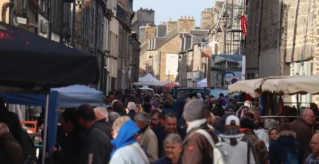 photo  ce dimanche 13 octobre 2024, les visiteurs sont venus en nombre au vide-greniers 