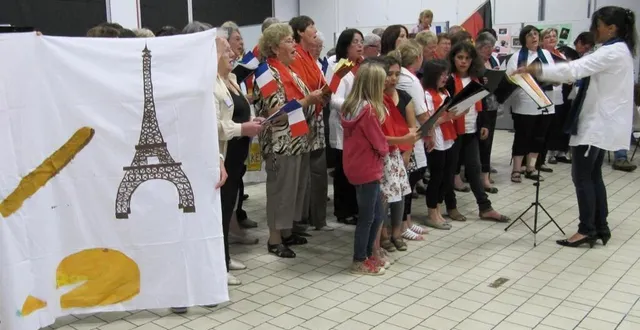 photo  panneau, avec les symboles représentatifs de la france, réalisé par les allemands de wehretal lors d’une précédente visite.  &copy;  archives ouest-france 