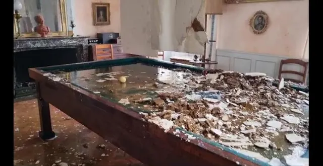 photo  le plafond de la salle de billard s’est effondré au centre de la pièce.  &copy;  gabriel le brethon 