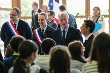 photo Michel Barnier (troisième en partant de la gauche) au collège du Bois-d’Aulne, à Conflans-Sainte-Honorine, où enseignait Samuel Paty, lundi 14 octobre. Dimitar Dilkoff / AFP 