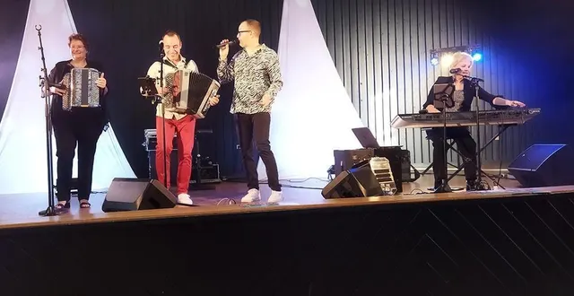 photo  jeudi 17 octobre 2024, le festival de l’accordéon revient à saint-georges-des-groseillers (orne) avec les accordéonistes déjà présents lors de la dernière édition. ici, en 2023, de gauche à droite : karine fontaine, jérôme richard, jérôme et émily ortet.  &copy;  roger renard 