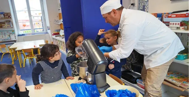 photo  les enfants émerveillés par la fabrication de la pâte. ils ont ajouté les ingrédients au fur et à mesure, en compagnie de johan romuald.  &copy;  ouest-france 