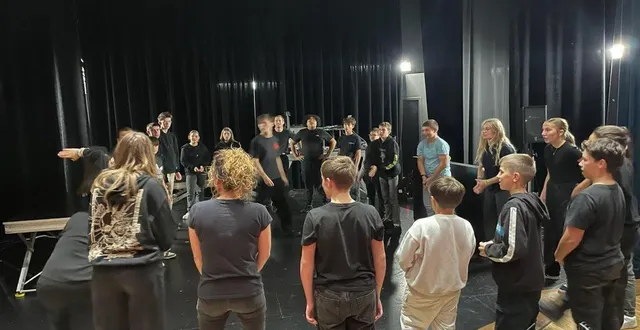 photo  juste avant le spectacle, on se chauffe la voix en groupe.  &copy;  ouest-france 