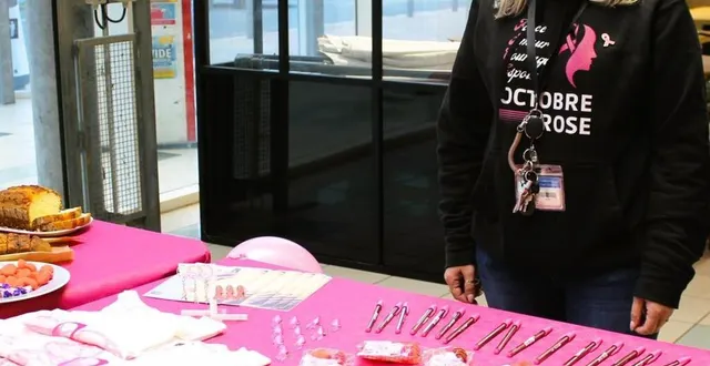 photo  sarah tient son stand de collecte de dons à l’intermarché de saint-rémy-des-monts.  &copy;  le maine libre 